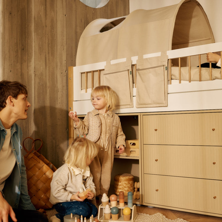 FLEXA. Συρταριέρα Saga με 3 συρτάρια και όψεις Grooves. Μπεζ/ δρυς πόμολα.