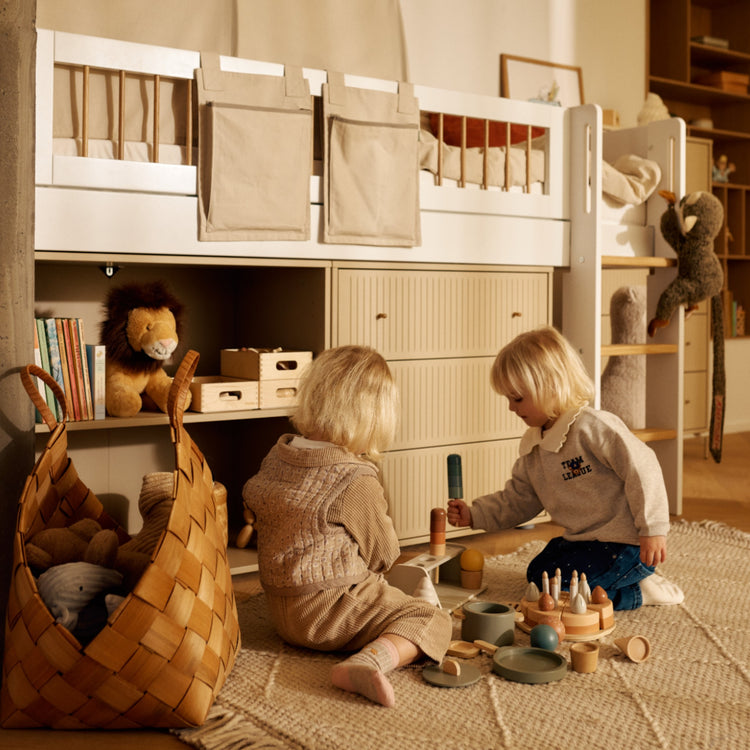 FLEXA. Συρταριέρα Saga με 3 συρτάρια και όψεις Grooves. Μπεζ/ δρυς πόμολα.