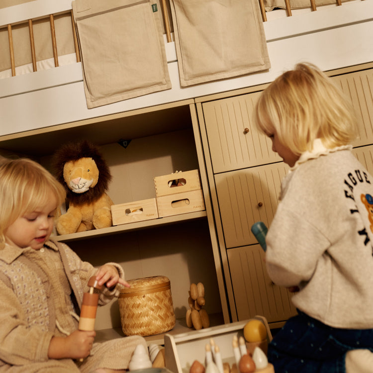 FLEXA. Συρταριέρα Saga με 3 συρτάρια και όψεις Grooves. Μπεζ/ δρυς πόμολα.