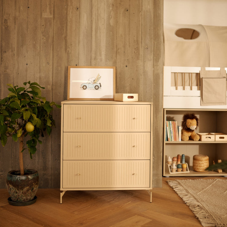 FLEXA. Συρταριέρα Saga με 3 συρτάρια και όψεις Grooves. Μπεζ/ μπεζ πόμολα/ μπεζ πόδια.