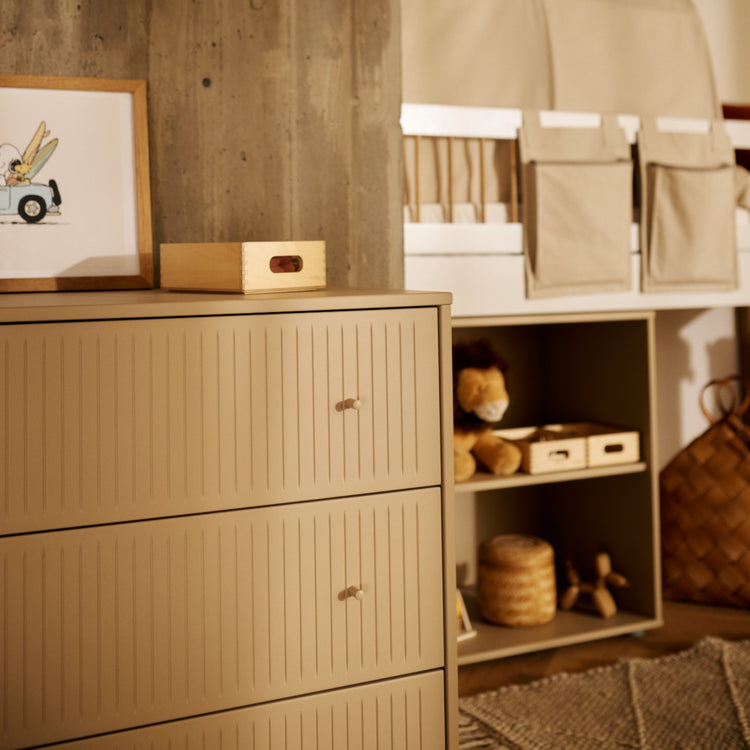 FLEXA. Συρταριέρα Saga με 3 συρτάρια και όψεις Grooves. Μπεζ/ μπεζ πόμολα/ μπεζ πόδια.