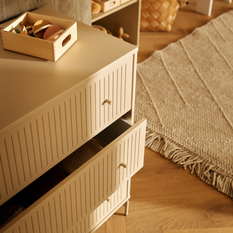 FLEXA. Συρταριέρα Saga με 3 συρτάρια και όψεις Grooves. Μπεζ/ μπεζ πόμολα/ μπεζ πόδια.