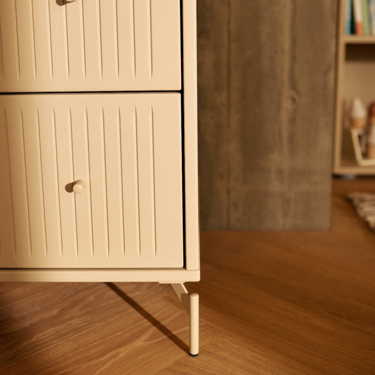 FLEXA. Συρταριέρα Saga με 3 συρτάρια και όψεις Grooves. Μπεζ/ μπεζ πόμολα/ μπεζ πόδια.