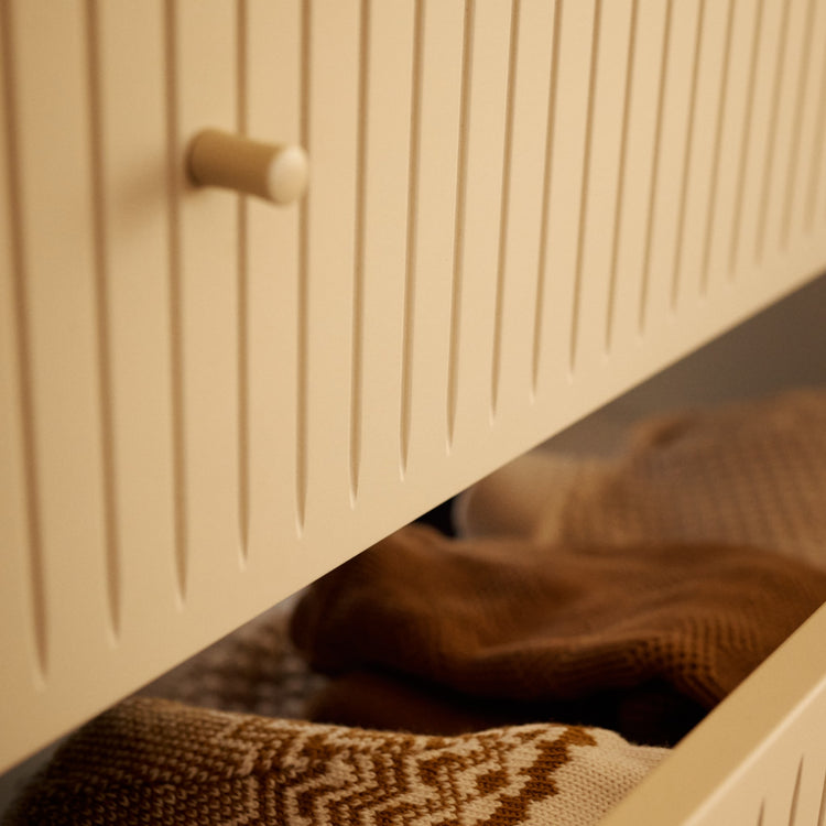 FLEXA. Συρταριέρα Saga με 3 συρτάρια και όψεις Grooves. Μπεζ/ μπεζ πόμολα/ μπεζ πόδια.