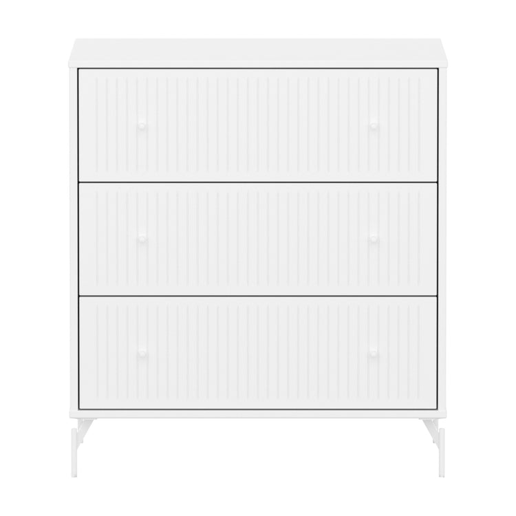 FLEXA. Συρταριέρα Saga με 3 συρτάρια και όψεις Grooves. Λευκό/ λευκά πόμολα/ λευκά πόδια.