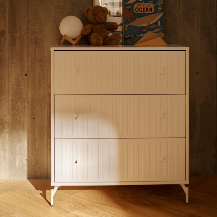 FLEXA. Συρταριέρα Saga με 3 συρτάρια και όψεις Grooves. Λευκό/ λευκά πόμολα/ λευκά πόδια.