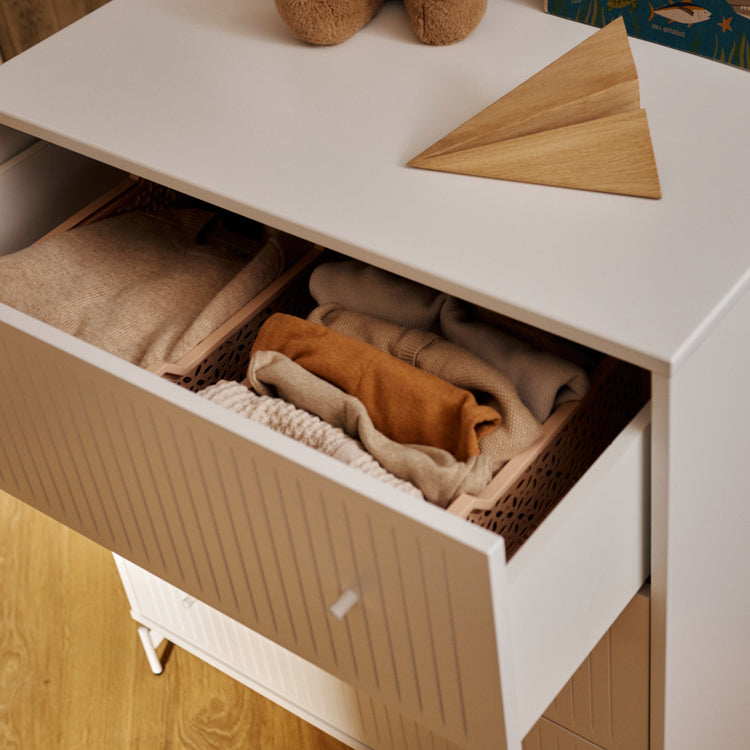 FLEXA. Συρταριέρα Saga με 3 συρτάρια και όψεις Grooves. Λευκό/ λευκά πόμολα/ λευκά πόδια.