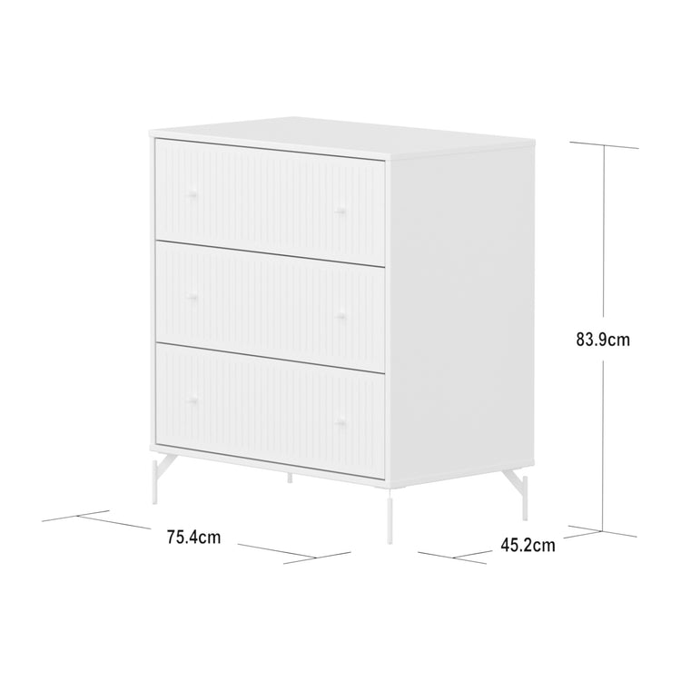 FLEXA. Συρταριέρα Saga με 3 συρτάρια και όψεις Grooves. Λευκό/ λευκά πόμολα/ λευκά πόδια.