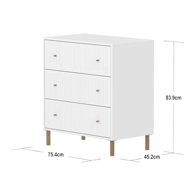 FLEXA. Συρταριέρα Saga με 3 συρτάρια και όψεις Grooves. Λευκο/ δρυς πόμολα/ δρυς πόδια.