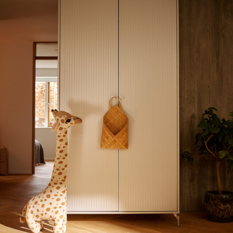 FLEXA. Ντουλάπα Saga με όψεις Grooves. Λευκό/ λευκά πόμολα/ λευκά πόδια