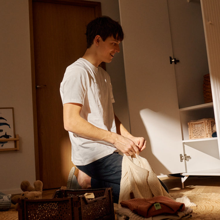 FLEXA. Ντουλάπα Saga με όψεις Grooves. Λευκό/ λευκά πόμολα/ λευκά πόδια