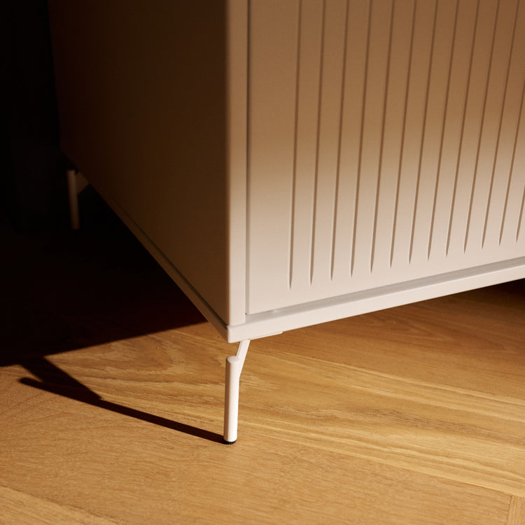 FLEXA. Ντουλάπα Saga με όψεις Grooves. Λευκό/ λευκά πόμολα/ λευκά πόδια