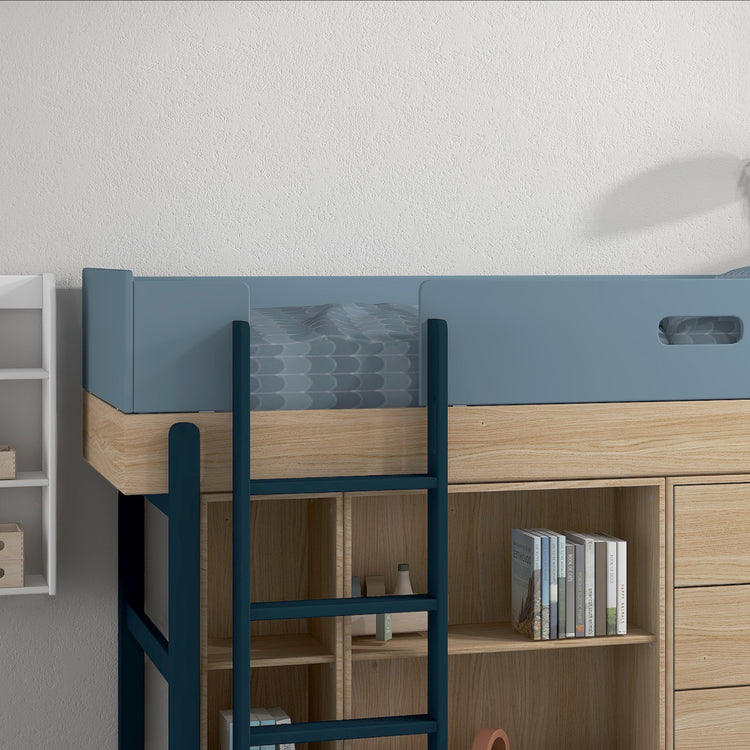 Flexa. Κρεβάτι μεσαίου ύψος Popsicle με κάθετη σκάλα και αποθήκευση - Δρυς /αποχρώσεις μπλε