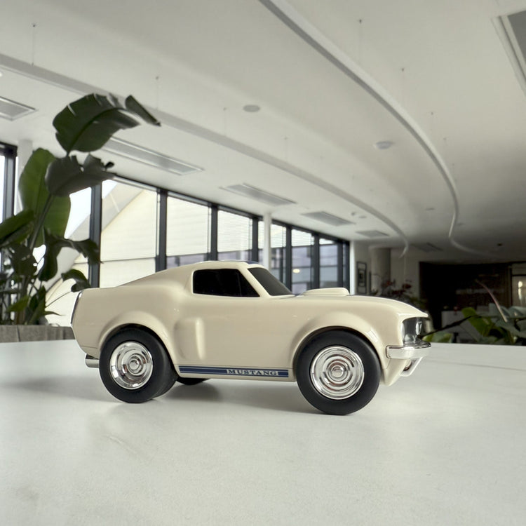 Baghera. Αγωνιστικό αυτοκίνητο Ford Mustang (λευκό)