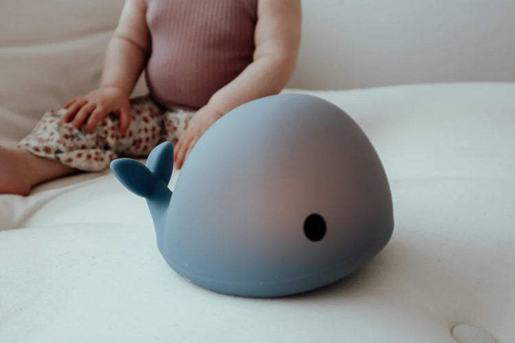 FLOW. Φωτιστικό νυχτός Φάλαινα Moby 17εκ. (μπλε)