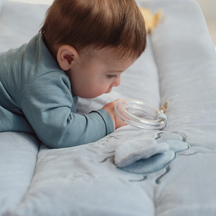 LITTLE DUTCH. Υφασμάτινο στρώμα δραστηριοτήτων Miffy - Lucky Leaves GRS