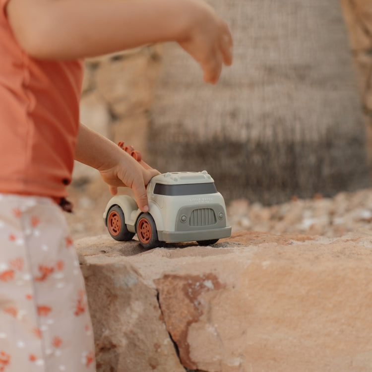 LITTLE DUTCH. Φορτηγάκι με ρυμουλκό Fresh Greens 17 εκ.