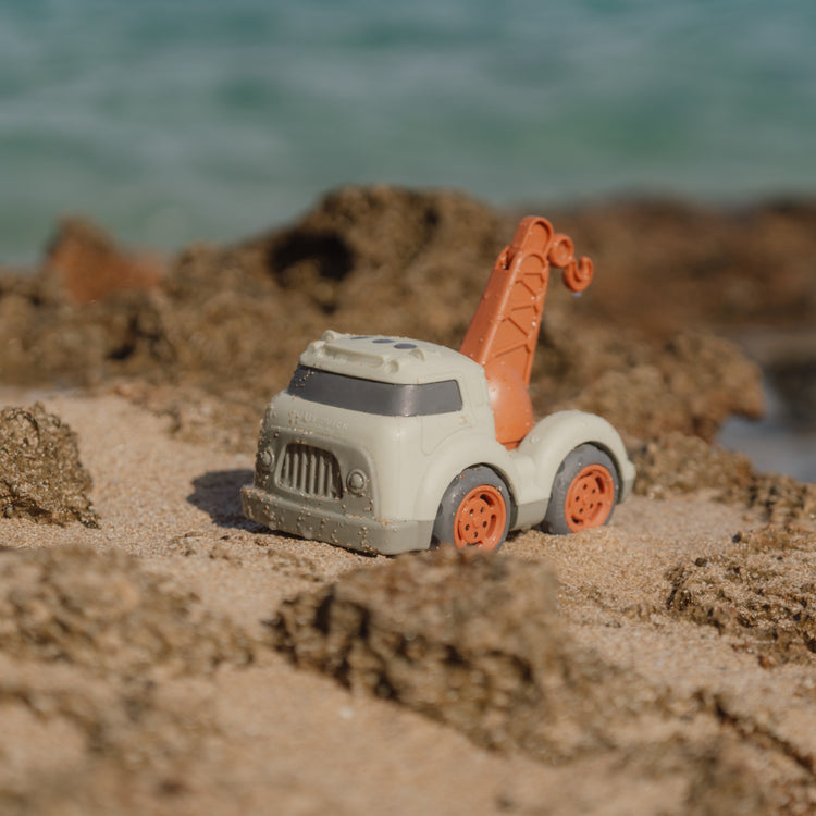 LITTLE DUTCH. Φορτηγάκι με ρυμουλκό Fresh Greens 17 εκ.