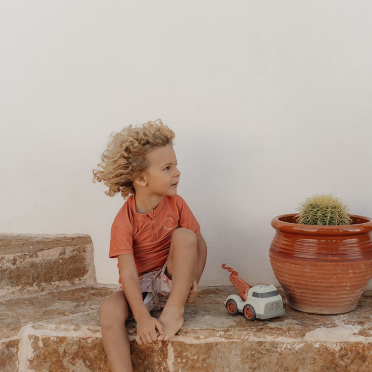 LITTLE DUTCH. Φορτηγάκι με ρυμουλκό Fresh Greens 17 εκ.