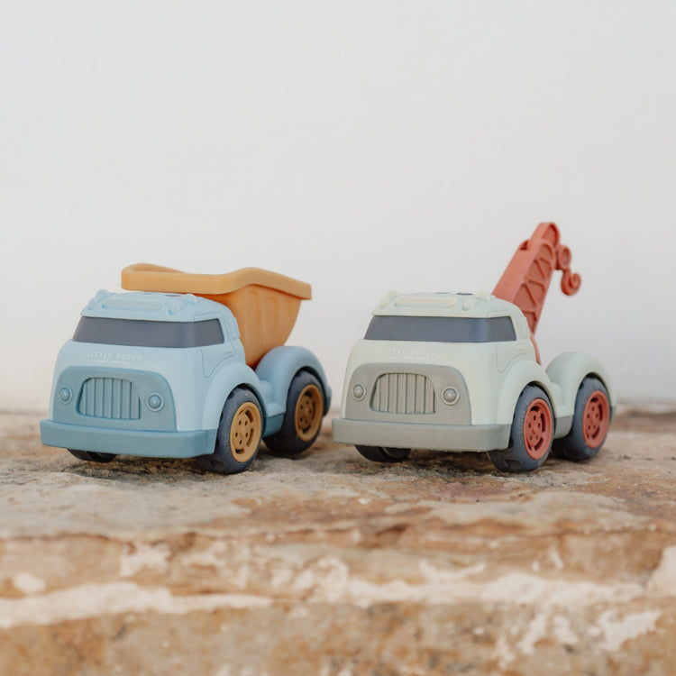 LITTLE DUTCH. Φορτηγάκι με ρυμουλκό Fresh Greens 17 εκ.