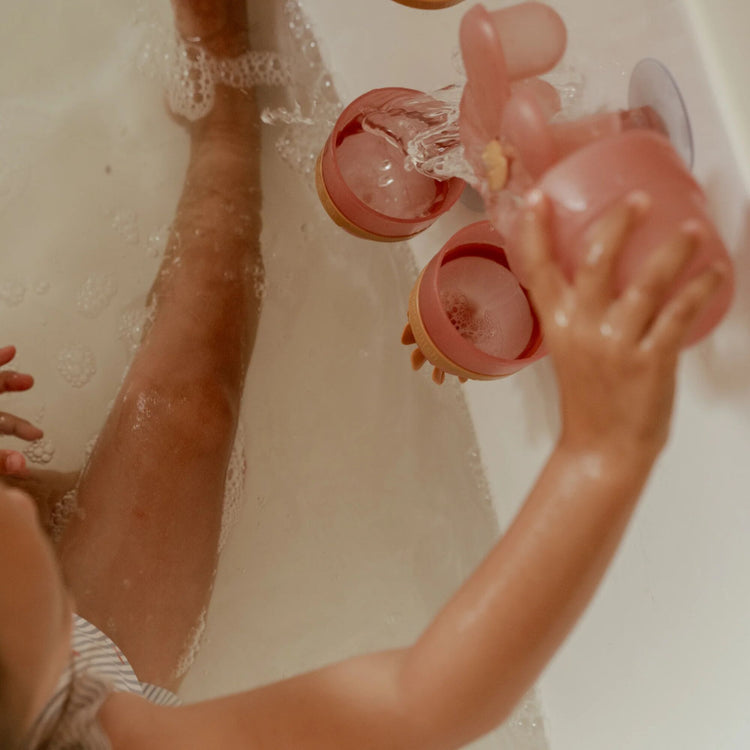 LITTLE DUTCH. Παιχνίδι μπάνιου με κυπελάκια και λουλούδι