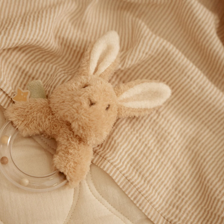 LITTLE DUTCH. Υφασμάτινη κουδουνίστρα κουνελάκι με κρίκο Newborn Naturals GRS
