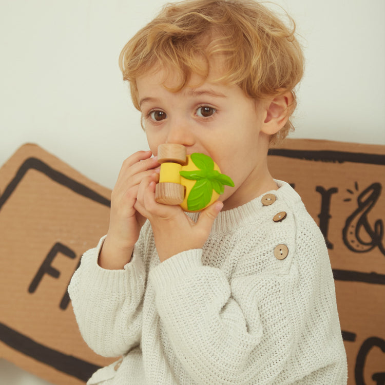 OLI&CAROL. Μασητικό αυτοκινητάκι από φυσικό καουτσούκ με ξύλινες ρόδες Λεμόνι