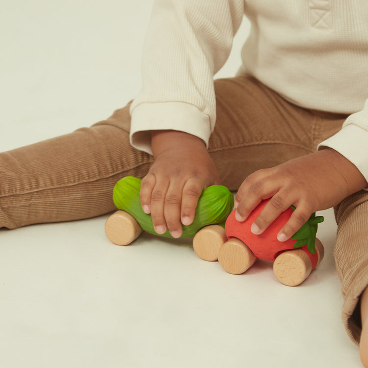 OLI&CAROL. Μασητικό αυτοκινητάκι από φυσικό καουτσούκ με ξύλινες ρόδες Φράουλα