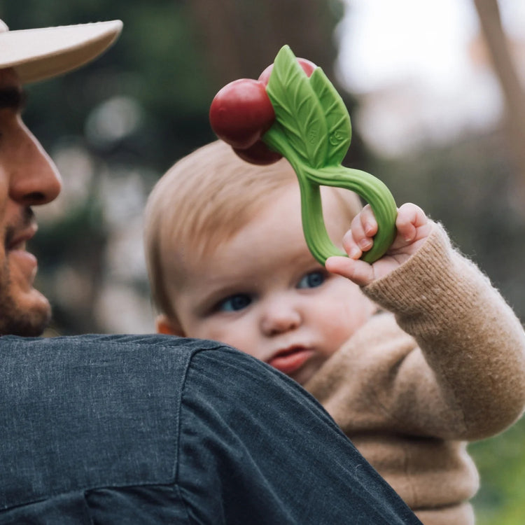 OLI&CAROL. Μασητικό-κουδουνίστρα Κεράσι