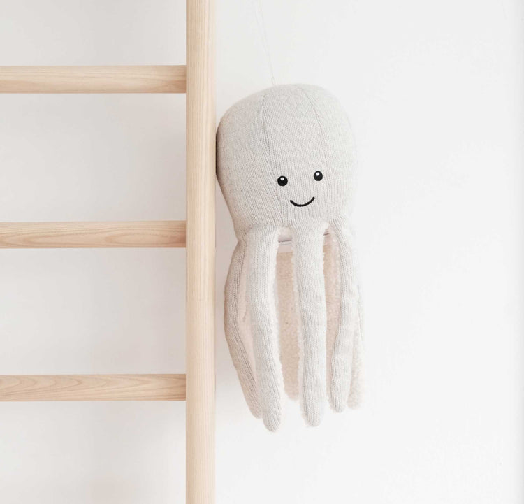 FLOW. Υφασμάτινο Χταπόδι Olly με ηχείο Bluetooth (απαλό γκρι)