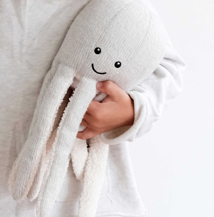 FLOW. Υφασμάτινο Χταπόδι Olly με ηχείο Bluetooth (απαλό γκρι)