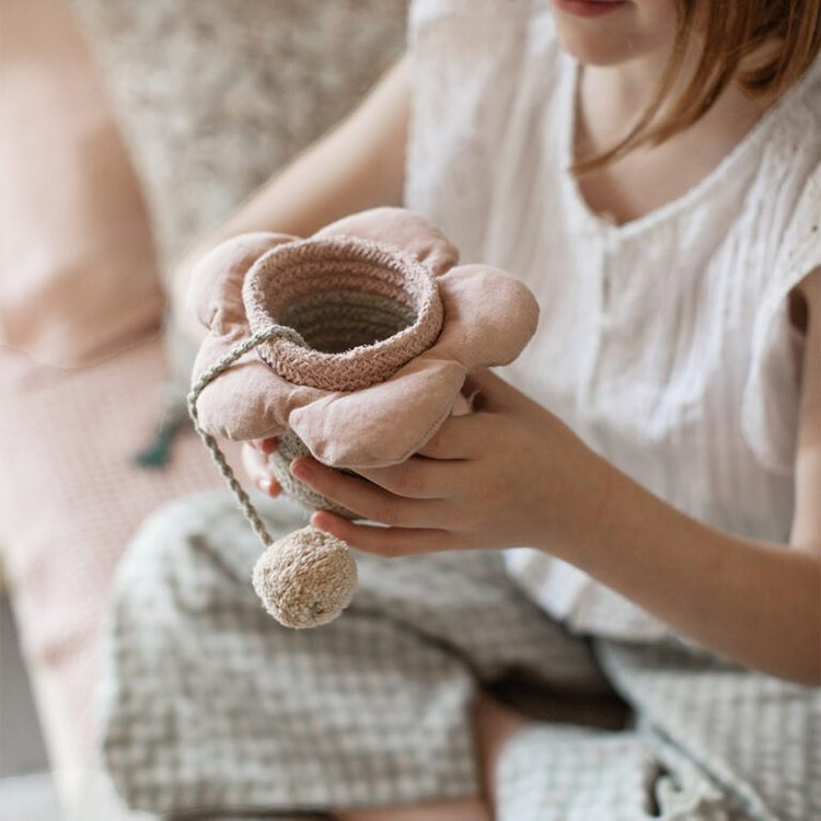 Lorena Canals. Παιχνίδι καλάθι με μπάλα Flower