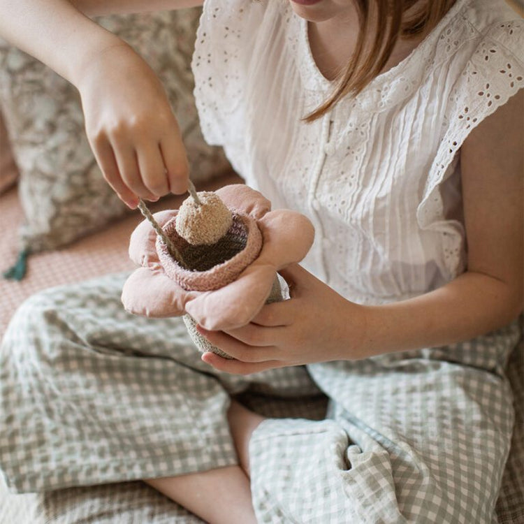 Lorena Canals. Παιχνίδι καλάθι με μπάλα Flower