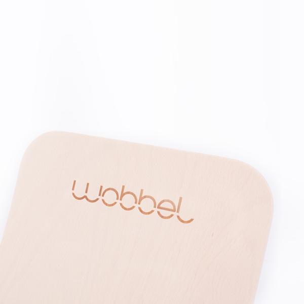 WOBBEL. Ξύλινη σανίδα ισορροπίας με τσόχα (φυσικό-απαλό γκρι)