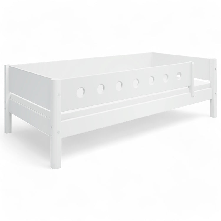 Flexa. White daybed with front safety rail. The bed is made of high quality MDF and solid pine.