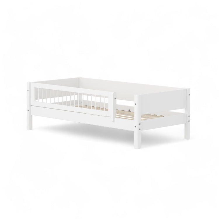 Flexa. White daybed with front safety rail. The bed is made of high quality MDF and solid pine.