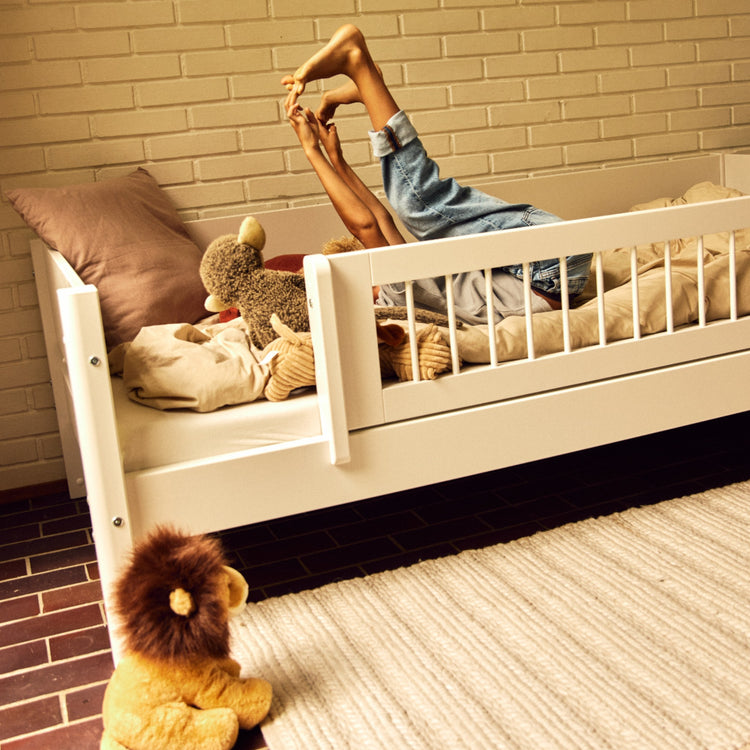 Flexa. White daybed with front safety rail. The bed is made of high quality MDF and solid pine.