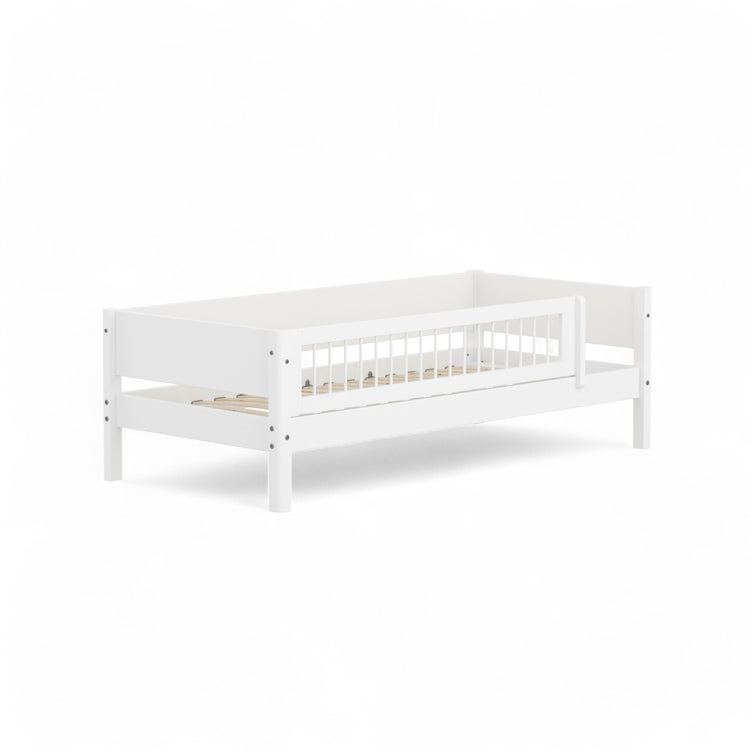 Flexa. White daybed with front safety rail. The bed is made of high quality MDF and solid pine.