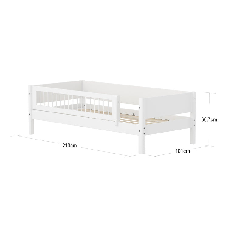 Flexa. White daybed with front safety rail. The bed is made of high quality MDF and solid pine.