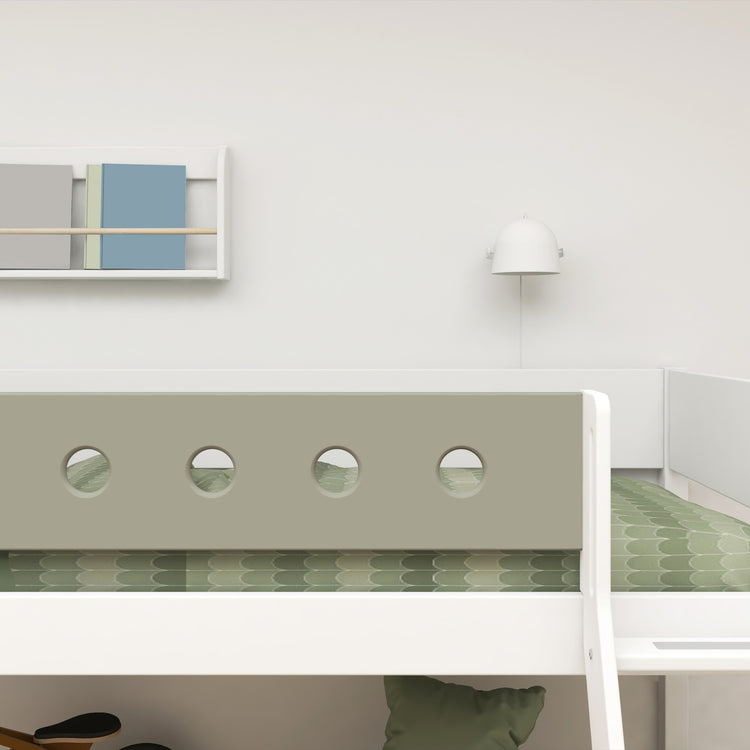 Flexa. Κρεβάτι μεσαίου ύψος White με κεκλιμένη σκάλα - 210εκ - Λευκό/ απαλό πράσινο