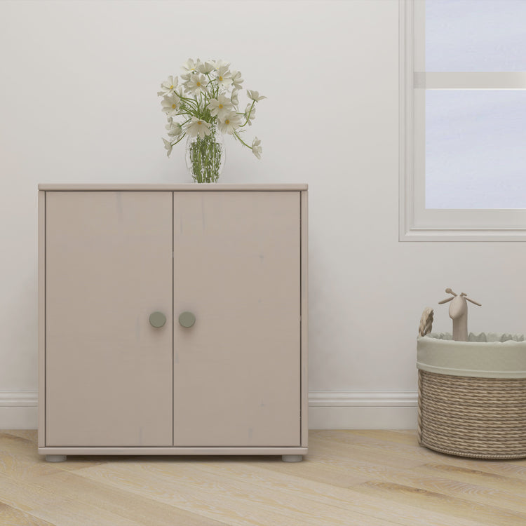 Flexa. Classic cupboard with natural green knobs  - Grey washed