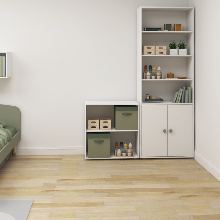 Flexa. Roomie maxi bookcase with two doors and natural green knobs - White