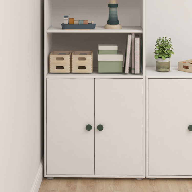 Flexa. Roomie midi bookcase with two doors and deep green knobs - White