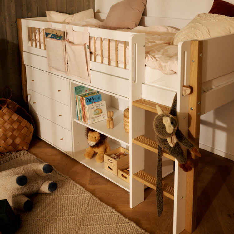 SAGA Chest with 3 drawer. White, Oak knobs .
