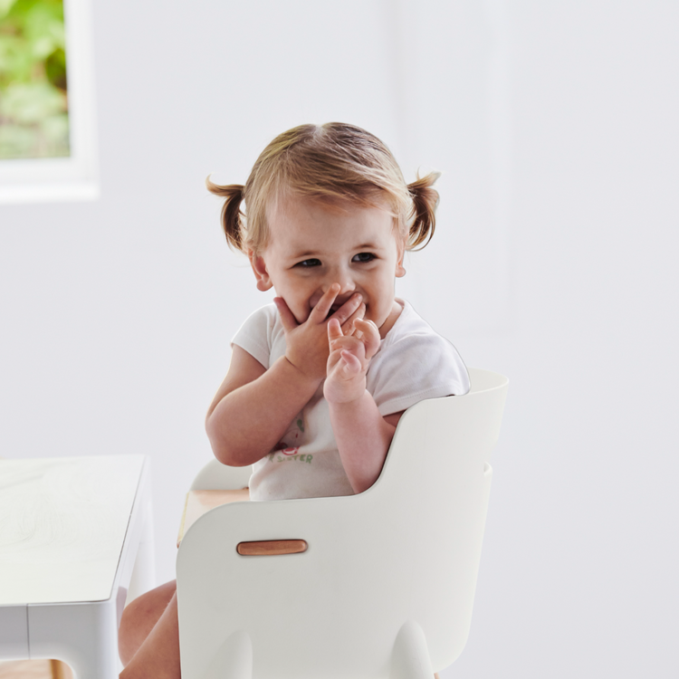 Flexa. Baby high chair with safety bar - White / Natural
