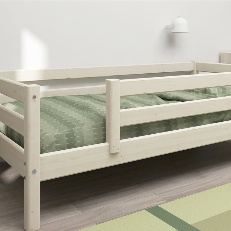 Flexa. Classic bed with centered safety rail 200cm - White washed