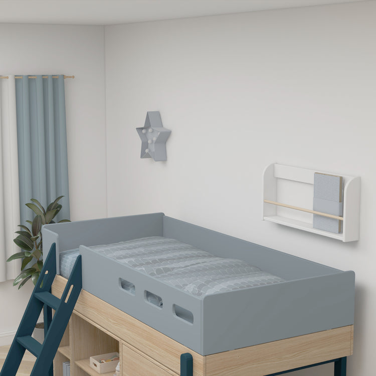 Flexa. Κρεβάτι μεσαίου ύψος Popsicle με κεκλιμένη σκάλα και αποθήκευση - Δρυς /αποχρώσεις μπλε