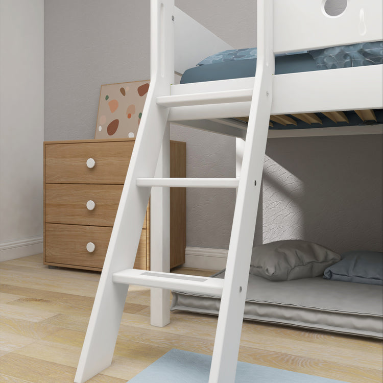 Flexa. Κρεβάτι μεσαίου ύψος White με κεκλιμένη σκάλα και σπιτάκι - 210εκ - Λευκό/ λευκό