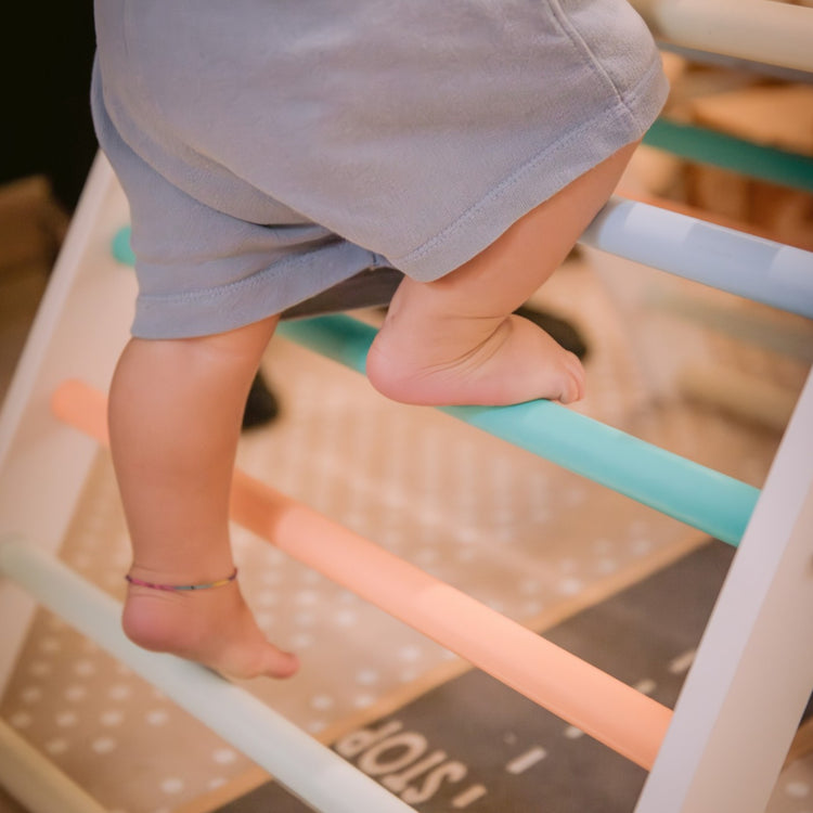 FAMILY NATION. Τρίγωνο αναρρίχησης Montessori Pikler - Rainbow