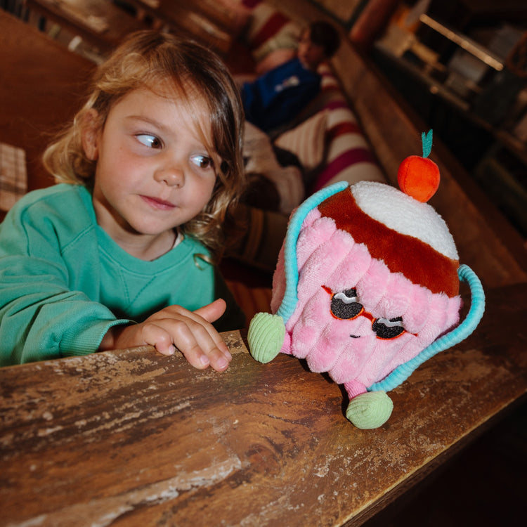 HELLO HOSSY. Λούτρινο κουκλάκι Cherry Cake